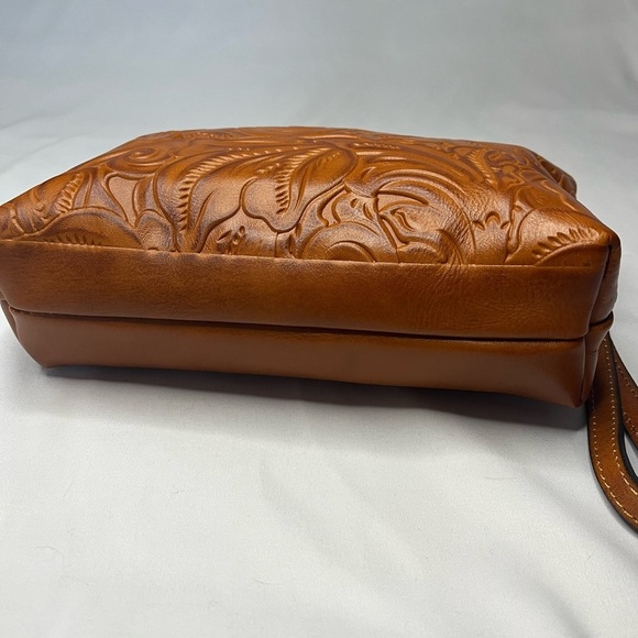 ✨HP - Patricia Nash Valerie Fold-Over Tool Embossed Leather Clutch Wristlet - Picture 3 of 9